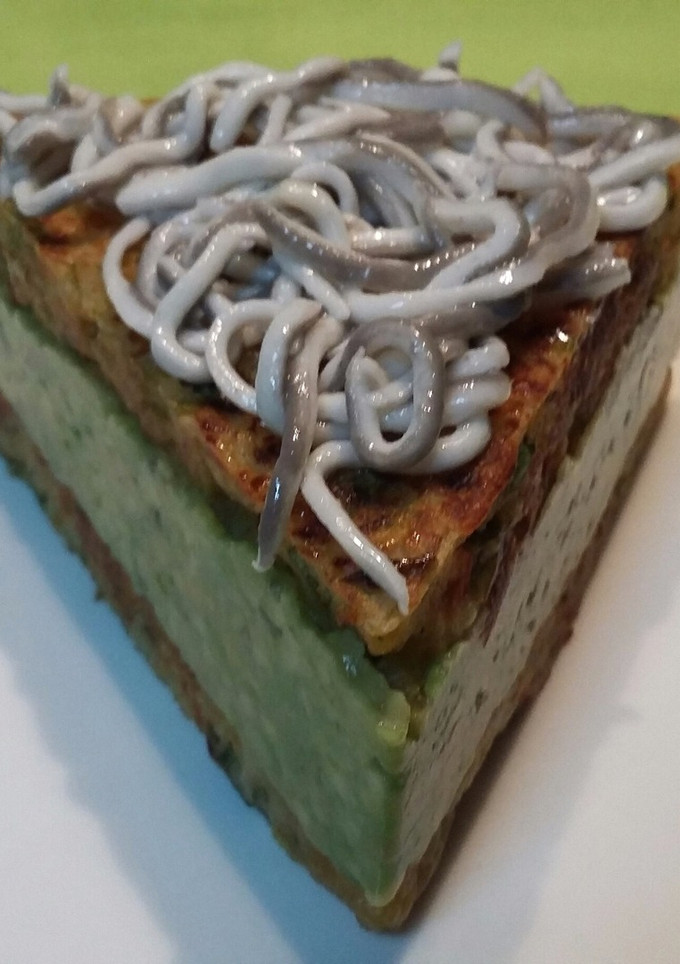 Una foto de Pastel de arroz con aguacate y gulas