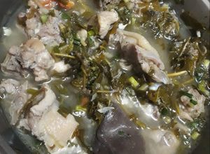 Hình của món Gà nấu canh lá giang.