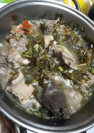 Hình của món Gà nấu canh lá giang.