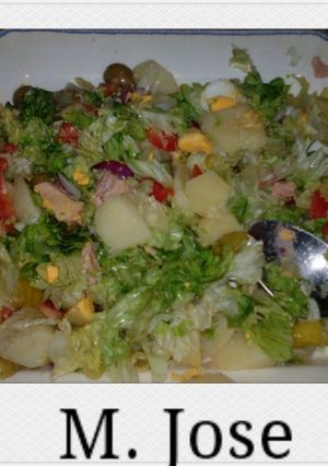 Una foto de Patatas a la vinagreta con encurtidos