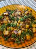Pommes de terre sautées aux pickles, ail noir et persil
