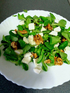 Una foto de Ensalada de canónigos, queso fresco y nueces