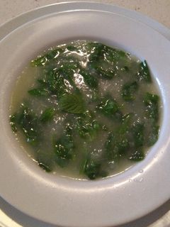 Una foto de Sopa verde purificante