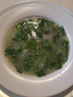 Una foto de Sopa verde purificante