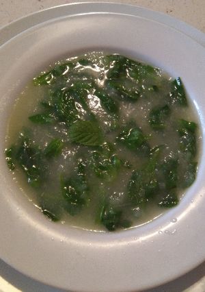 Una foto de Sopa verde purificante