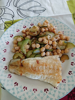 Una foto de Bacalao con garbanzos y calabacín