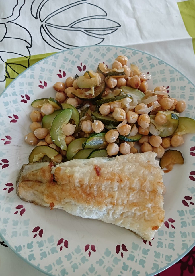 Una foto de Bacalao con garbanzos y calabacín