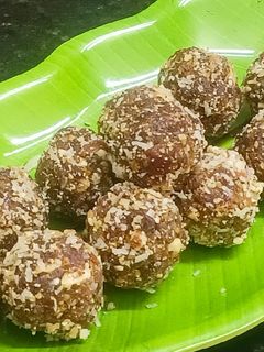 खजूर लाडू (Khajoor Ladoo Recipe In Marathi) रेसिपी चे मुख्य फोटो
