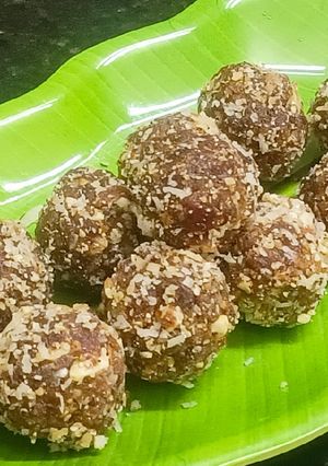 खजूर लाडू (Khajoor Ladoo Recipe In Marathi) रेसिपी चे मुख्य फोटो 