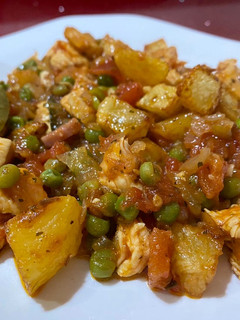Una foto de Pollo en salsa con patatas 🐓🥔