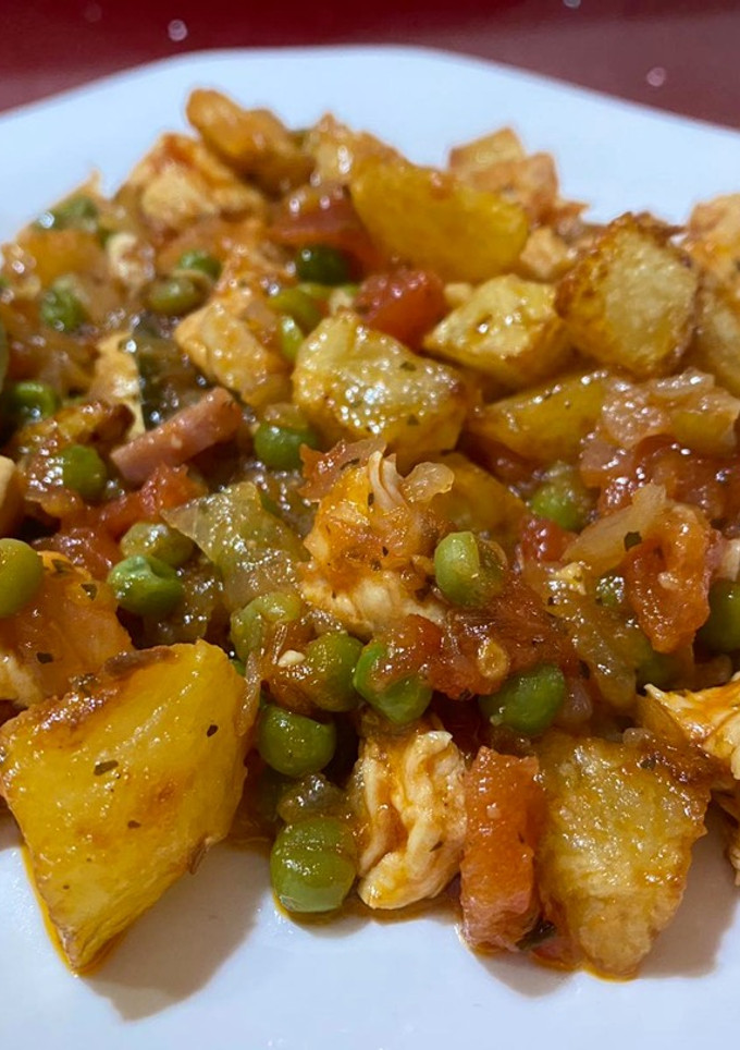Una foto de Pollo en salsa con patatas 🐓🥔