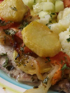 Una foto de Pescado al horno (jurel) al estilo Mari