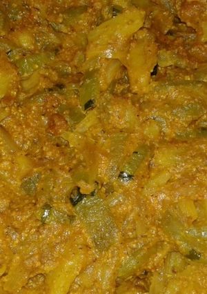 A picture of Snake gourd potato poppy seeds curry.