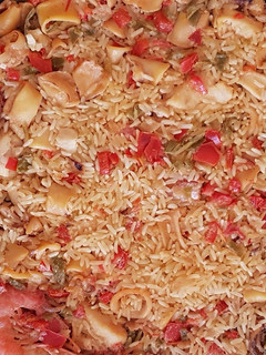 Una foto de Paella con merluza