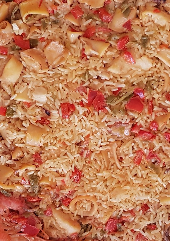 Una foto de Paella con merluza