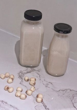 Hình của món Sữa hạt sen cho người khó ngủ.