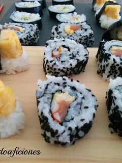 Una foto de Sushi uramaki y tamago nigiri