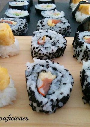 Una foto de Sushi uramaki y tamago nigiri