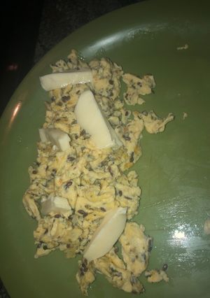 Una foto de Revuelto de huevo con queso