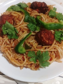 હક્કા નૂડલ્સ વિથ મંચુરિયન (Hakka Noodles With Manchurian Recipe In Gujarati) રેસીપી મુખ્ય ફોટો