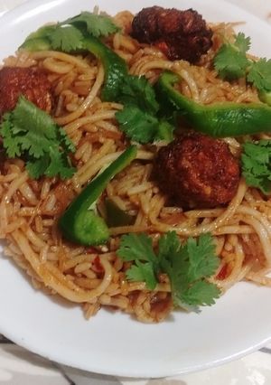 હક્કા નૂડલ્સ વિથ મંચુરિયન (Hakka Noodles With Manchurian Recipe In Gujarati) રેસીપી મુખ્ય ફોટો