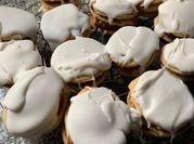 Una foto de tapas de alfajores