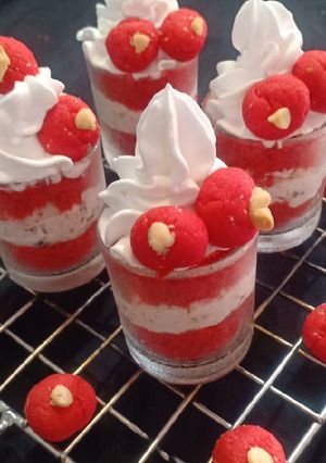 રેડ વેલવેટ ક્રેનબેરી શોટ્સ (Red Velvet Cranberry Shots Recipe In Gujarati) રેસીપી મુખ્ય ફોટો