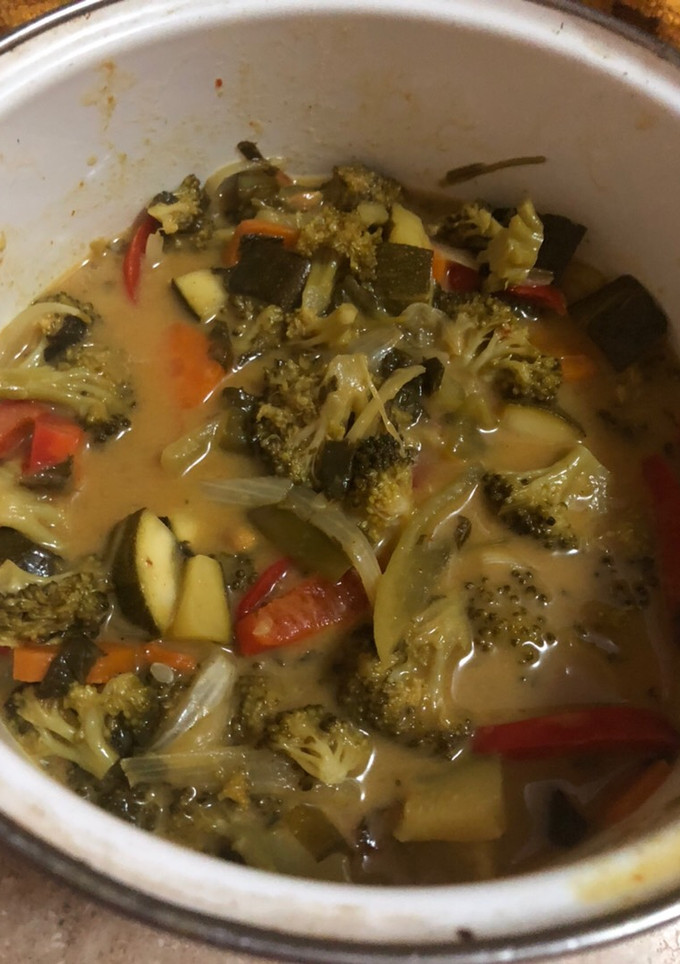 Una foto de Verduras al curry amarillo