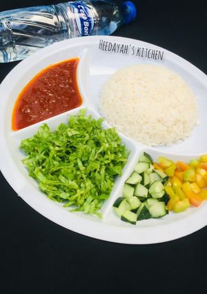 White rice with stew and salad ainihin hoton girkin