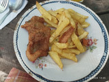 Rollizo frito con papas fritas