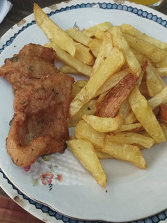 Una foto de Rollizo frito con papas fritas