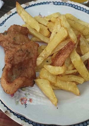 Una foto de Rollizo frito con papas fritas