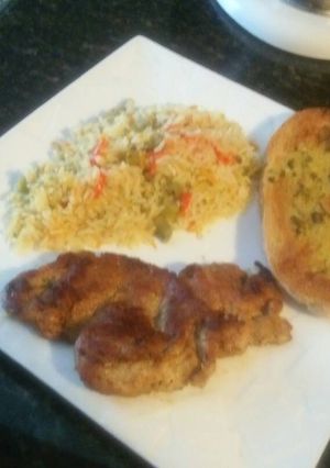 Una foto de Pallar de pavo, acompañado con arroz a la jardinera y pan al ajillo
