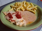 Una foto di petto di pollo in padella