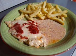 Foto di Petto di pollo in padella con sottiletta e pomodoro