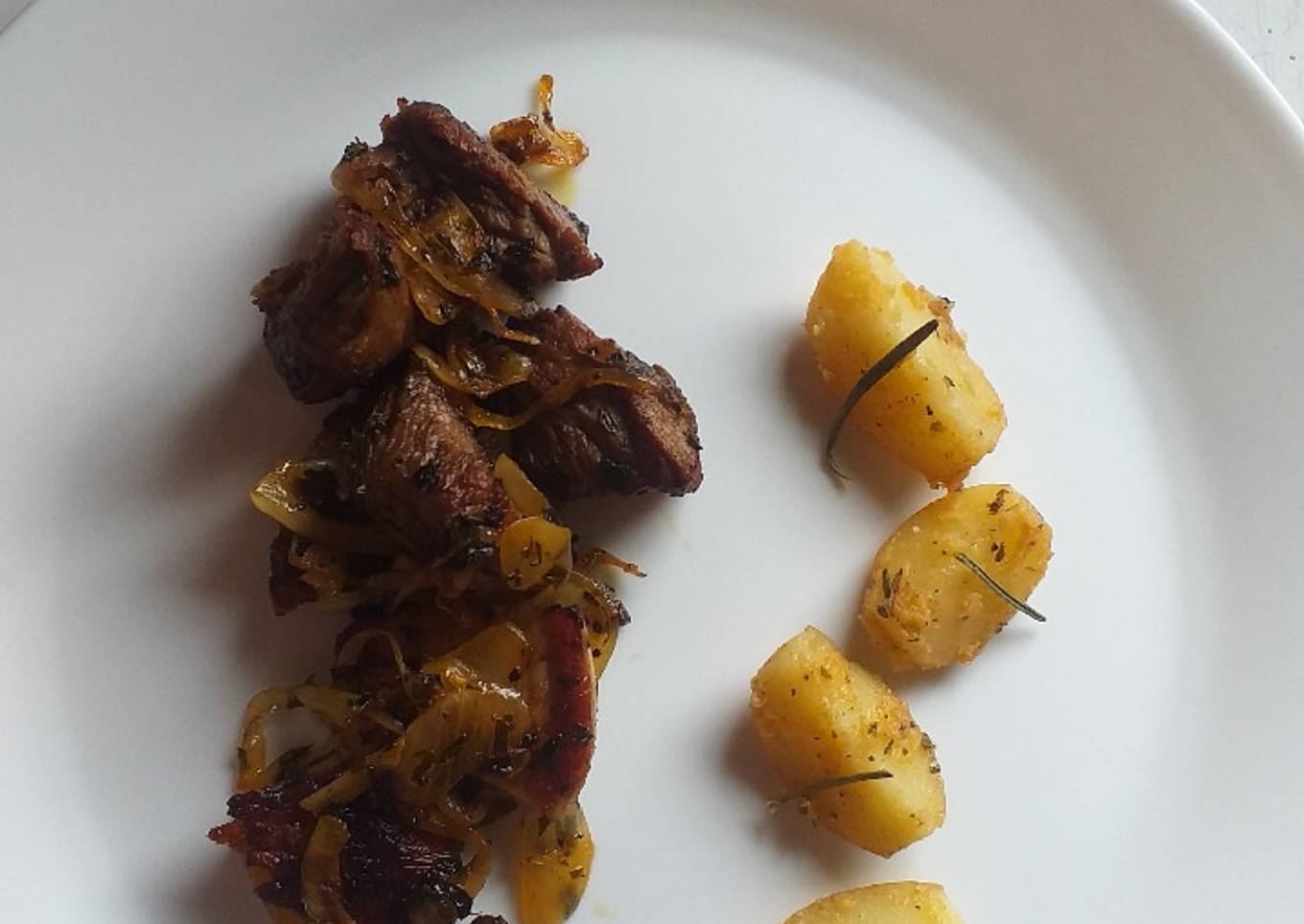 Filete al perejil con papas rústicas