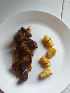 Una foto de Filete al perejil con papas rústicas