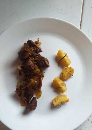 Una foto de Filete al perejil con papas rústicas