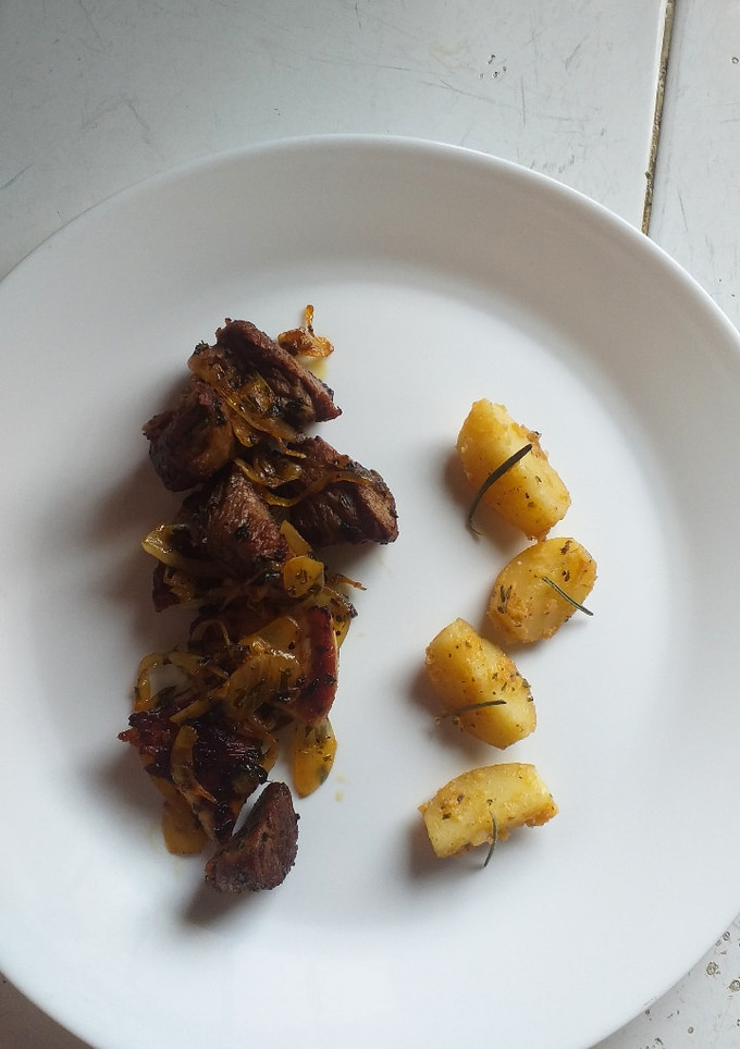 Una foto de Filete al perejil con papas rústicas
