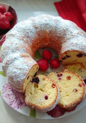 Фото Творожный кекс со смородиной и изюмом.