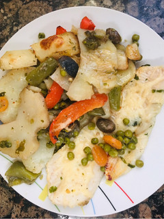 Una foto de Merluza gratinada al horno con verduras🐟