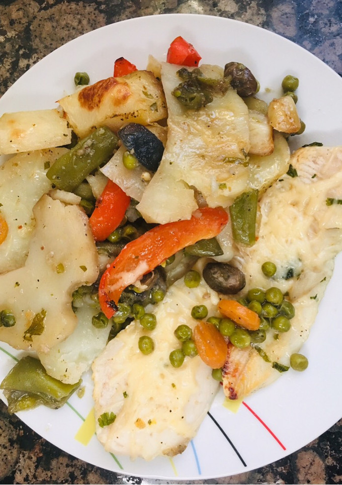 Una foto de Merluza gratinada al horno con verduras🐟