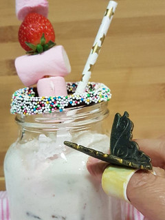 Una foto de Milkshake o Batido de fresa + frambuesa y brownie!!!