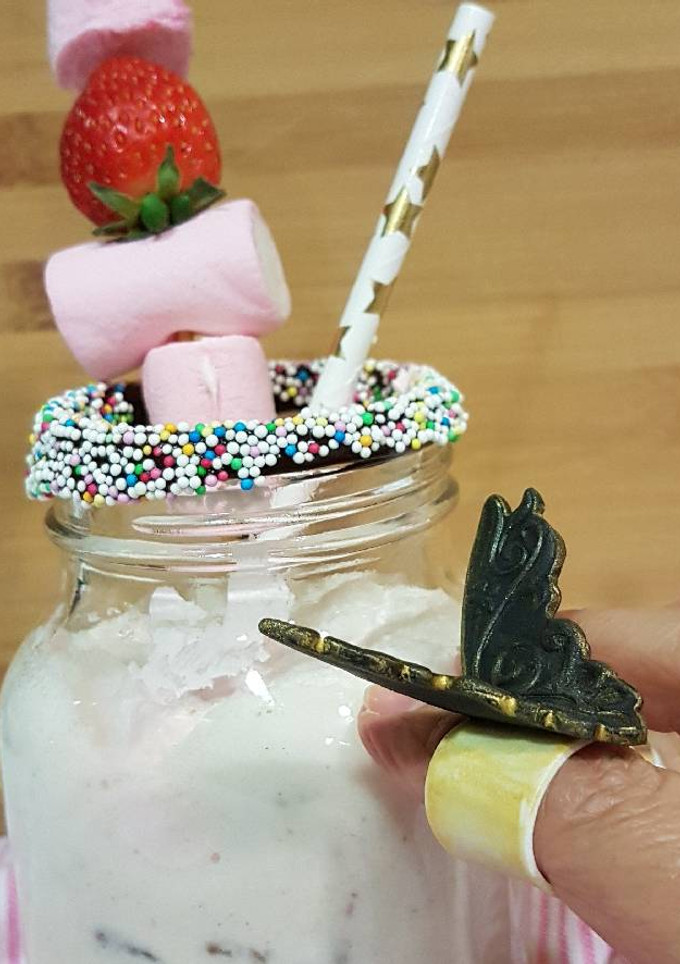 Una foto de Milkshake o Batido de  fresa + frambuesa y brownie!!!
