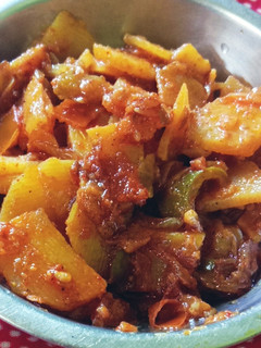 आलू शिमला मिर्च सब्जी (दादी के तरीके से) (Aloo shimla mirch sabzi recipe in hindi) रेसिपी मुख्य फोटो