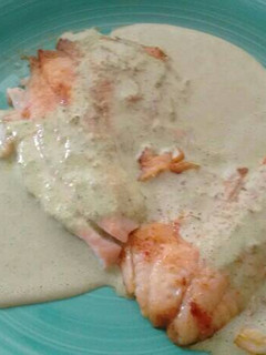 Una foto de Filete de pescado con crema de perejil.ॐ