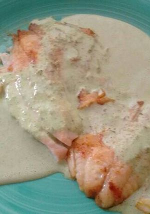 Una foto de Filete de pescado con crema de perejil.ॐ