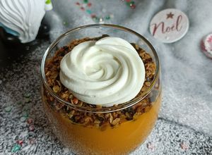 Une photo de 🎄Velouté de patate douce et sa chantilly de chèvre frais granola salée