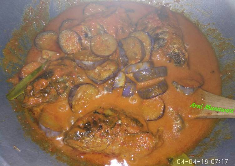 Bagaimana Membuat Balado Kepala Ikan Mas + Terong Ungu yang mudah