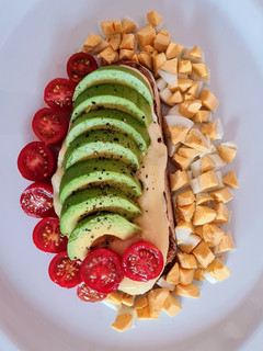 Una foto de Avocado toast 🥑 by Mate Amargo 🧉 Tostada con palta 🥑 Brunch saludable 🥚 🥚 🧀 🍅